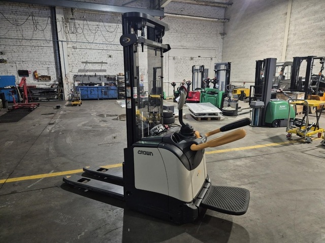 Parduodamas naujas aukšto kėlimo vežimėlis CROWN ET4000-1.4.