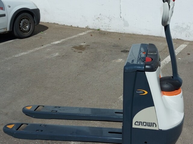 Naudotas elektrinis palečių vežimėlis CROWN WP3015 – paruoštas darbui