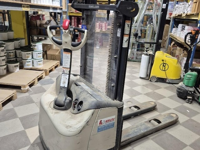 Naudotas aukšto kėlimo vežimėlis CROWN WF3000