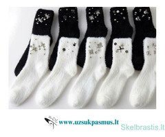 Šiltos kojinės puoštos dekoratyviomis detalėmis